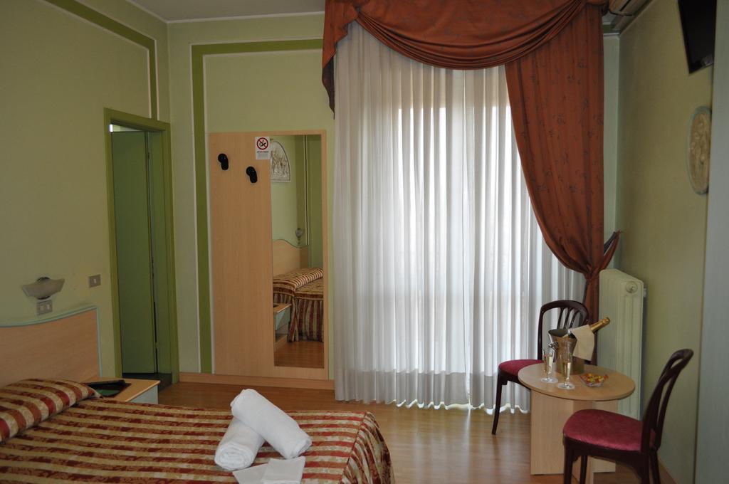 Hotel Alsazia Sirmione Værelse billede